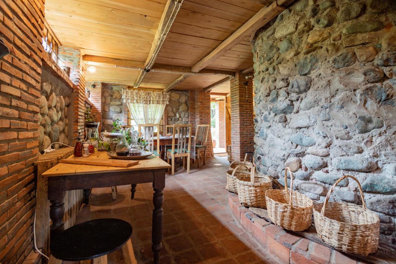 Menabde Winery Hotel Ozurget'i ภายนอก รูปภาพ